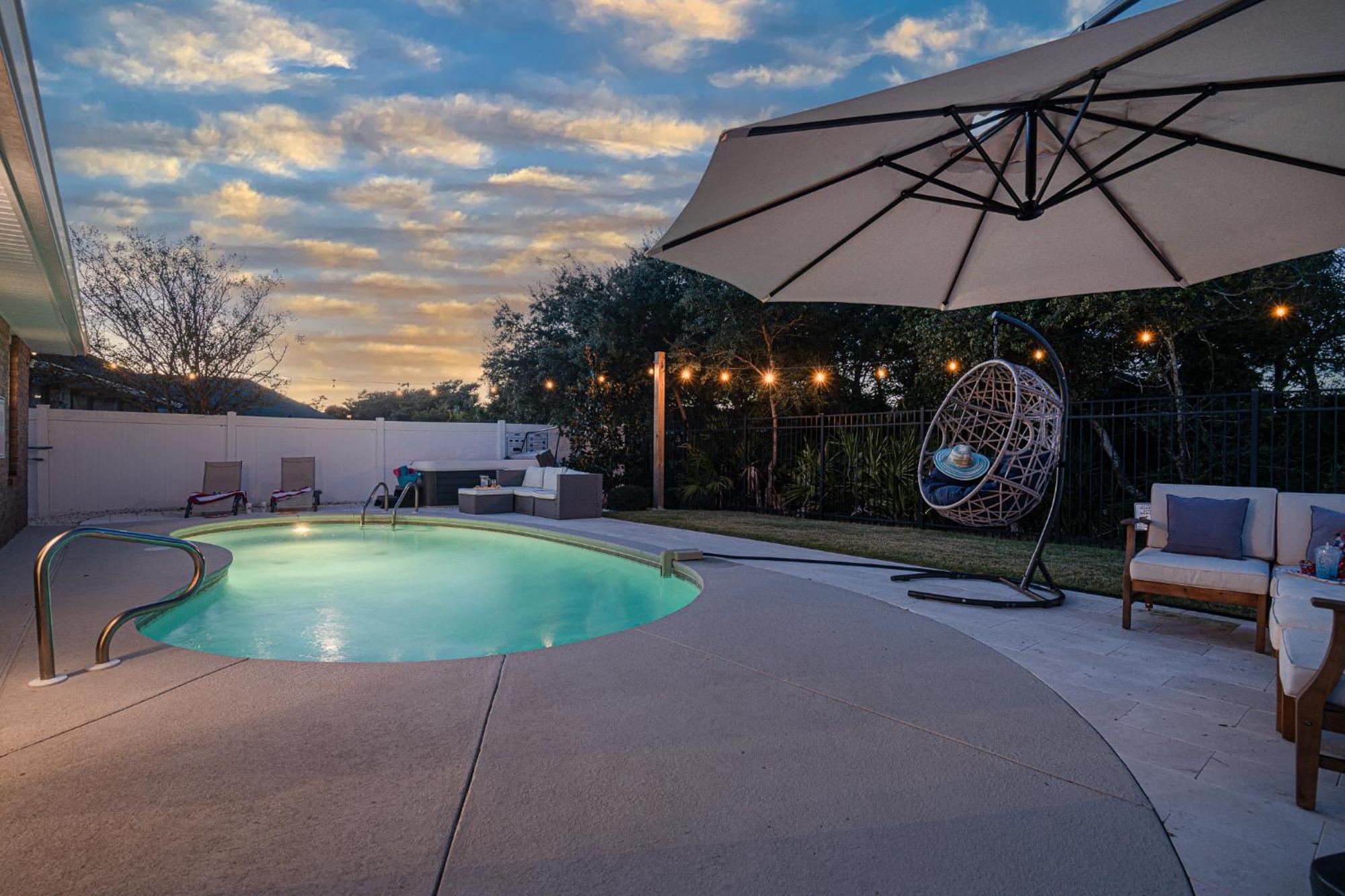 Heated Pool And Golf Cart, Walk To Beach! Best Deal! Destin Bagian luar foto